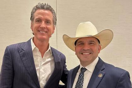 El gobernador de California, Gavin Newsom (izquierda), y el sheriff Javier Salazar (derecha)