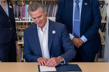 El gobernador de California, Gavin Newsom, aprobó cuatro leyes que transforman la regulación sobre la compraventa y el cuidado de mascotas