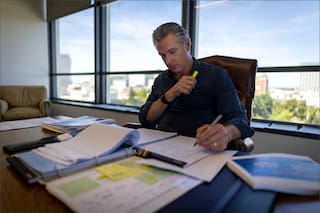 Newsom firma una reforma para construir viviendas asequibles más baratas en tiempo récord