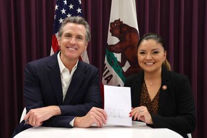 El gobernador de California, Gavin Newsom, firmó este miércoles la legislación para ampliar la licencia por enfermedad remunerada