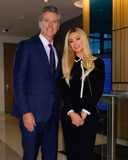 El gobernador de California, Gavin Newsom, firmó una ley impulsada por Paris Hilton; la normativa busca brindar mayor transparencia en las instalaciones de tratamiento residencial para jóvenes