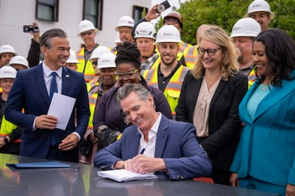 El gobernador de California, Gavin Newsom, firmó una ley que prohíbe a las ciudades y condados del estado requerir a los votantes presentar una identificación en las urnas para emitir su voto