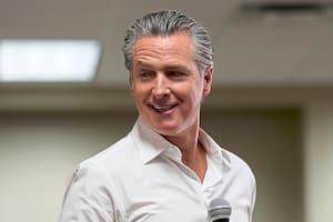 El gobernador de California, Gavin Newsom, firmó la ley que respalda aún más a los trabajadores