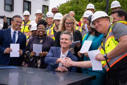 El gobernador de California, Gavin Newsom, firmó un paquete de leyes que busca equilibrar la relación entre inquilinos y propietarios; una de ellas es para sumar puntos crediticios por pagar el alquiler en tiempo y forma