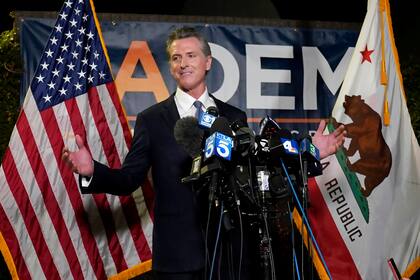 El gobernador de California, Gavin Newsom, habla con la prensa tras la derrota del intento republicano de revocar su mandato, en la sede del Partido Demócrata de California en Sacramento, California, 14 de setiembre de 2021. (AP Foto/Rich Pedroncelli)