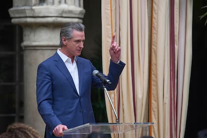 El gobernador de California Gavin Newsom podría vetar la ampliación de la ley SB 54 (AP foto/Damian Dovarganes)