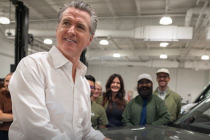 El gobernador de California, Gavin Newsom, respaldó la medida que exige mayor eficiencia en los neumáticos de reemplazo (Archivo)