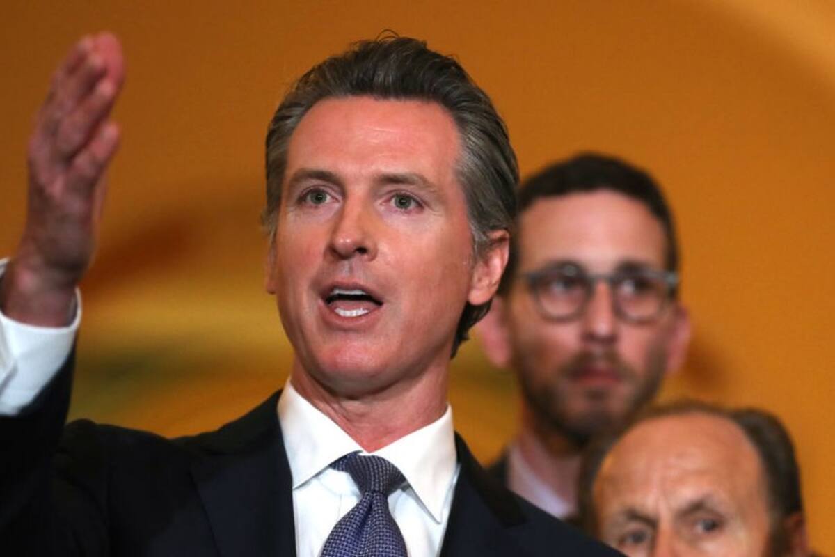 El gobernador de California, Gavin Newsom, también ha sido acusado de "doble rasero" frente al covid-19.