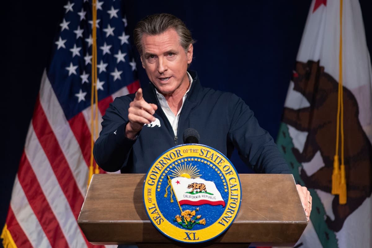 El gobernador de California, Gavin Newsom, tiene que tomar la decisión sobre firmar o vetar la nueva ley que favorecería a las familias (AP Foto/José Luis Villegas, archivo)