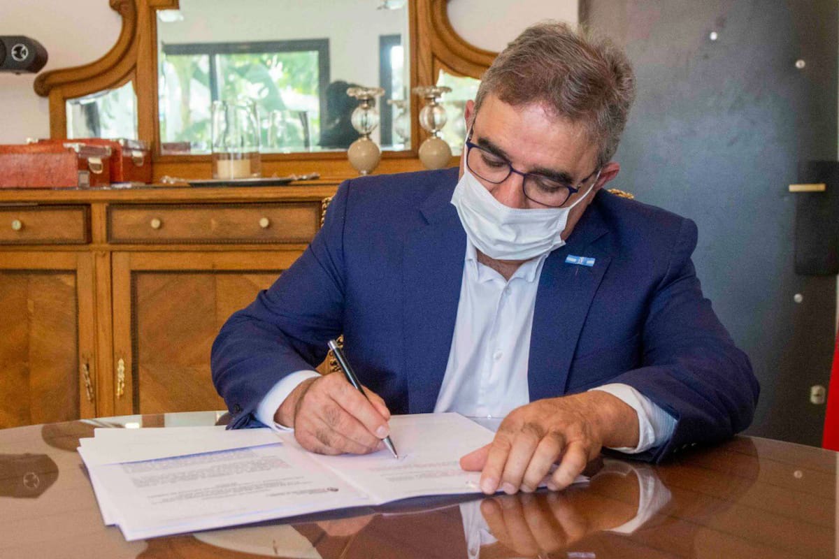 El gobernador de Catamarca, Raúl Jalil, confirmó el primer caso positivo de coronavirus en esa provincia