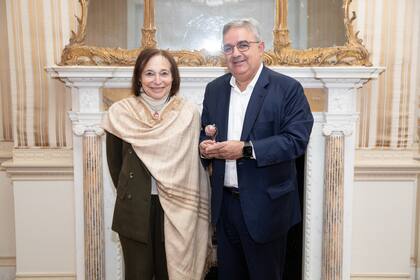 El gobernador de Catamarca, Raúl Jalil, junto a Susan Segal, del Consejo de las Américas.