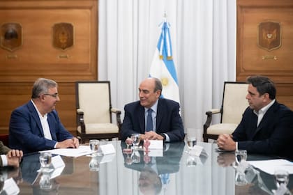 El gobernador de Catamarca, Raúl Jalil, junto al jefe de Gabinete, Guillermo Francos y el secretario de Interior, Lisandro Catalán, el encargado de administrar los ATN