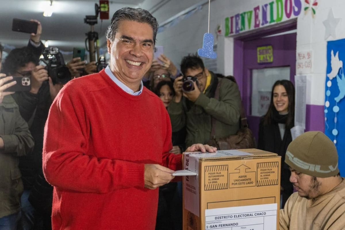 El gobernador de Chaco, Jorge Capitanich, emitió su voto en las PASO que se celebraron este domingo 18 de junio en la provincia