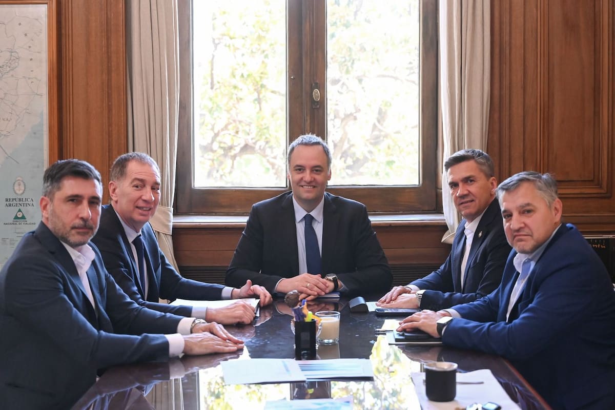 El gobernador de Chaco, Leandro Zdero, con Adorni y Santilli en la Casa Rosada