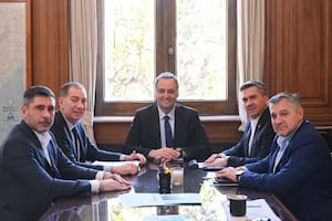 El gobernador de Chaco, Leandro Zdero, con Adorni y Santilli en la Casa Rosada