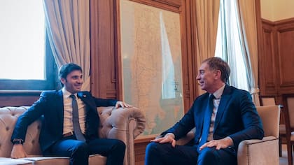 El gobernador de Chubut, Ignacio "Nacho" Torres, junto al flamante jefe de Gabinete, Diego Santilli