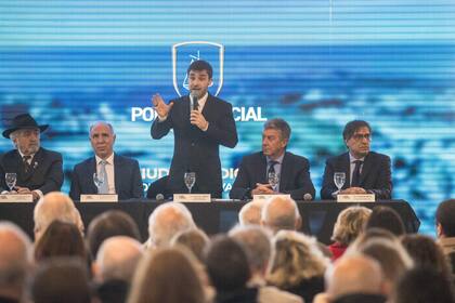 El gobernador de Chubut, Ignacio Torres, acompañado por el juez de la Corte Ricardo Lorenzetti y otros funcionarios