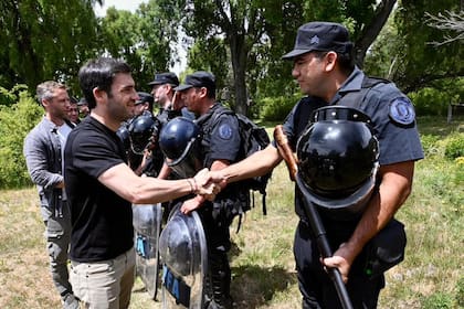 El gobernador de Chubut, Ignacio Torres, saluda a los efectivos que participaron del desalojo