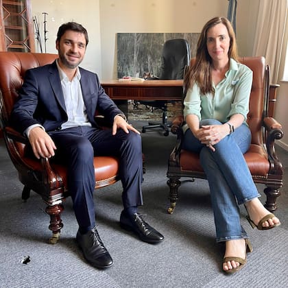El gobernador de Chubut, Ignacio Torres, uno de los dialoguistas, junto a la vicepresidenta Victoria Villarruel