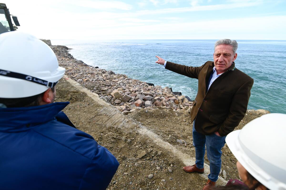 El gobernador de Chubut, Mariano Arcioni, en el Golfo San Jorge, la principal cuenca petrolera de la provincia que quedó relegada por el crecimiento de Vaca Muerta