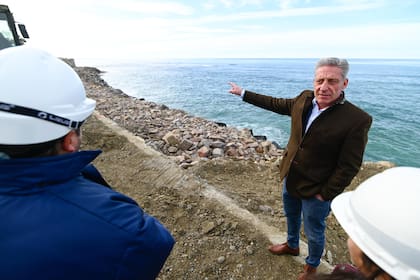 El gobernador de Chubut, Mariano Arcioni, en el Golfo San Jorge, la principal cuenca petrolera de la provincia que quedó relegada por el crecimiento de Vaca Muerta