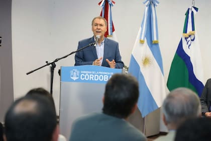 El gobernador de Córdoba en el evento en Río Cuarto donde firmó un convenio por caminos rurales