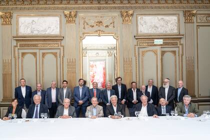 El gobernador de Córdoba, Juan Schiaretti, junto a empresarios integrantes de la Asociación Empresaria Argentina