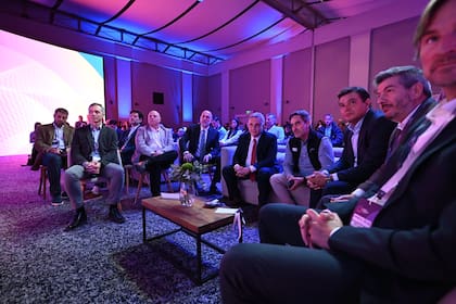 El gobernador de Córdoba, Martín Llaryora, junto a inversores y empresarios