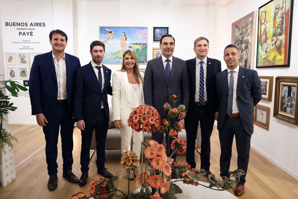 El gobernador de Corrientes (centro), Gustavo Valdés, con el Directorio del BanCo.