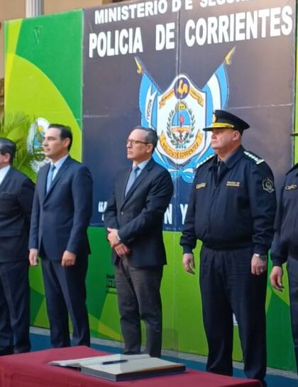 El gobernador de Corrientes, Gustavo Valdés; el ministro de Seguridad, Alfredo Vallejos, y el nuevo jefe de la policía provincial, comisario general Miguel Ángel Leguizamón