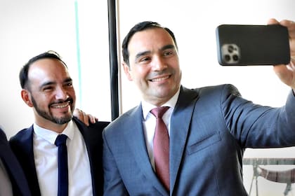 El gobernador de Corrientes, Gustavo Valdés, junto con su hermano Juan Pablo, el candidato a sucederlo por la alianza oficialista