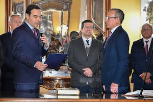 El gobernador de Corrientes, Gustavo Valdés, le toma juramento al nuevo ministro de Seguridad, Alfredo Vallejos, la semana pasada
