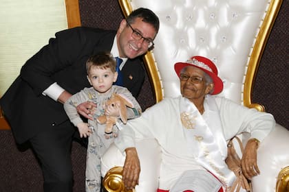 El gobernador de Delaware, Matt Meyer, participó junto con su hijo Levi del festejo por los 108 años de Browne