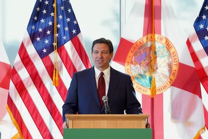 El gobernador de Florida firmó leyes que cambian la dinámica entre los propietarios de condominios y las asociaciones que los manejan