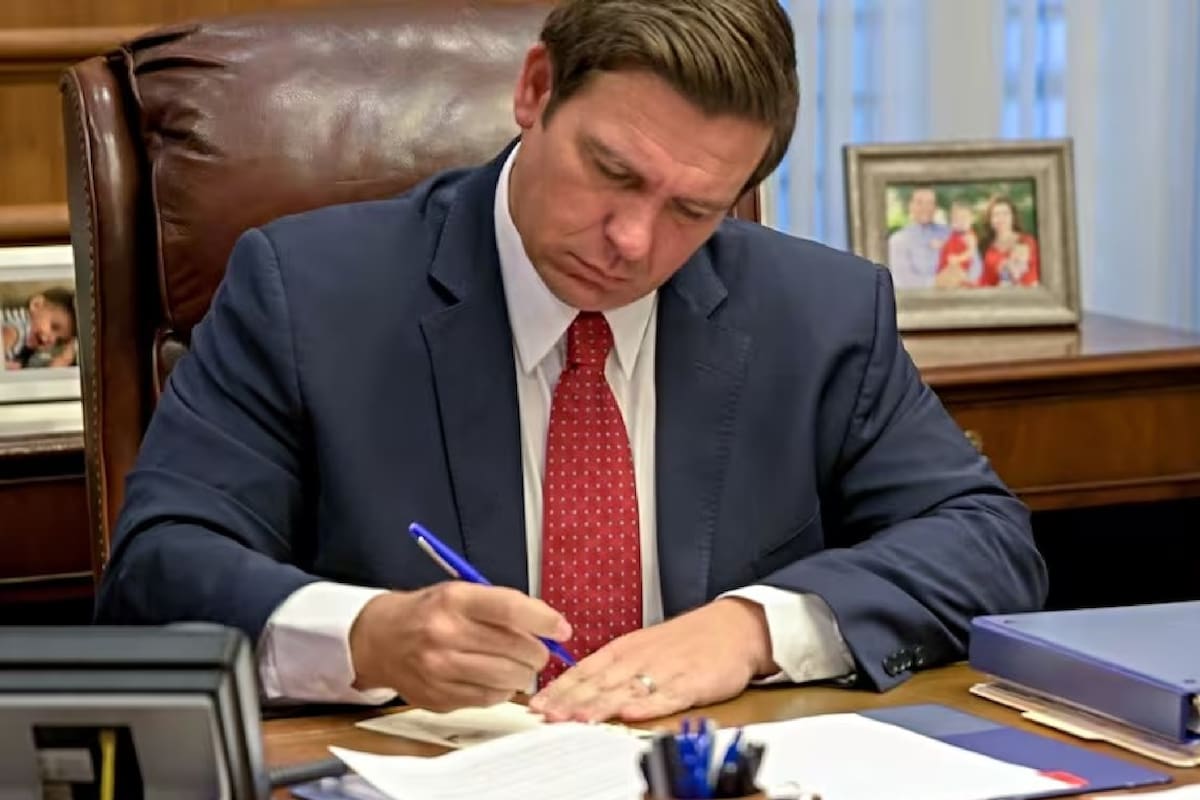 El gobernador de Florida firmó una ley con la que se busca agilizar el proceso de obtención de licencias para personas autorizadas en profesiones similares por otros estados