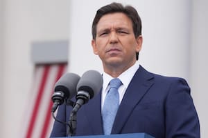 El gobernador de Florida, Ron DeSantis, agradeció con ironía las críticas de la mujer que se presentó en su evento en Carolina del Sur y lo enfrentó; luego defendió sus iniciativas