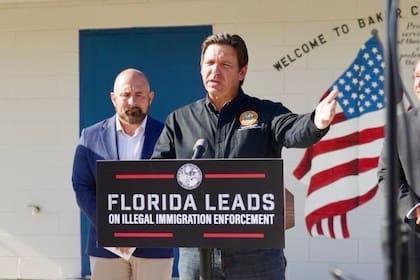 El gobernador de Florida, Ron DeSantis, anuncia el nuevo centro de detención