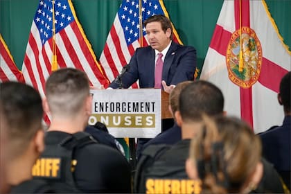 El gobernador de Florida, Ron DeSantis, anunció la entrega de un bono único de US$5000 para nuevos agentes de la policía