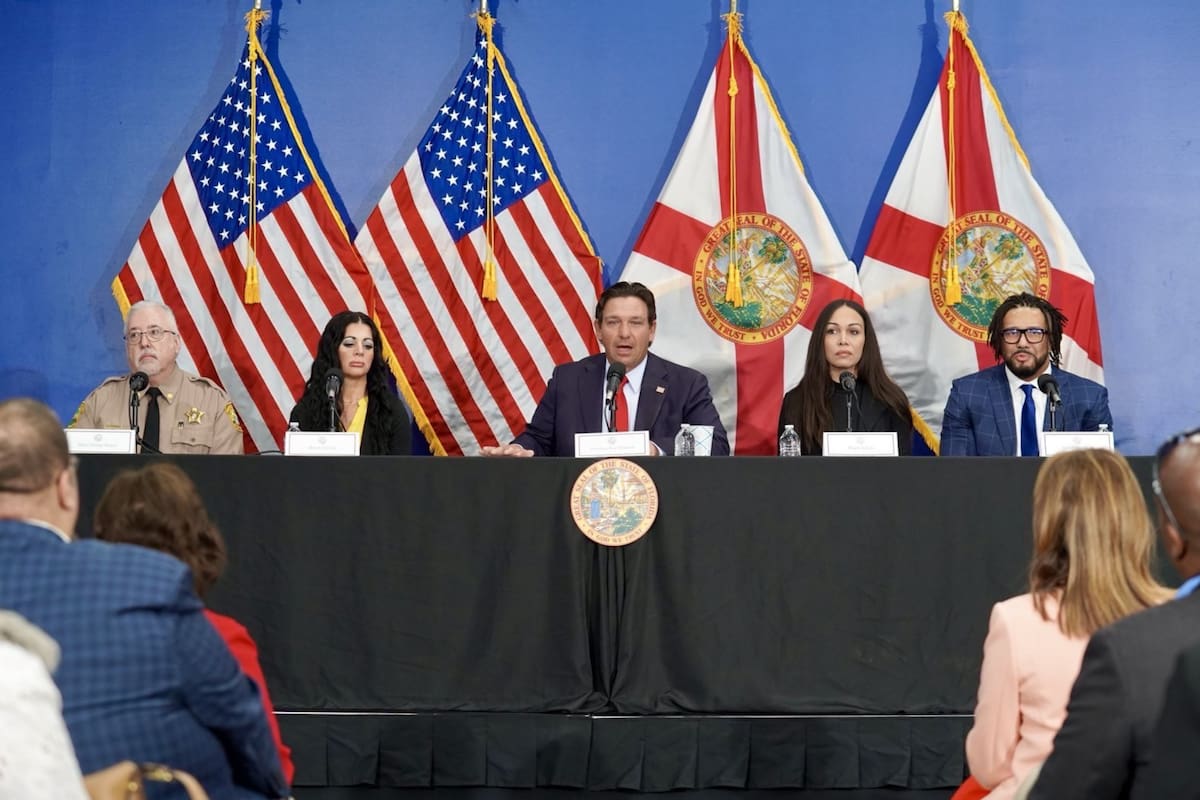 El gobernador de Florida, Ron DeSantis, anunció una ambiciosa propuesta legislativa para regular la inteligencia artificial, centrada en la creación de una Carta de Derechos de los Ciudadanos frente a la IA