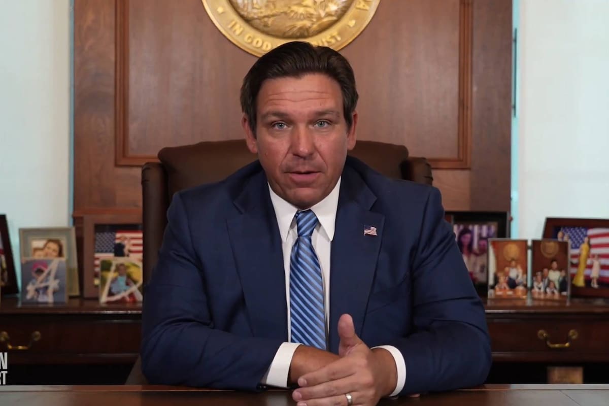 El gobernador de Florida, Ron DeSantis, cuyo gobierno enfrenta cuestionamientos judiciales por las notificaciones enviadas durante la revisión de beneficiarios de Medicaid