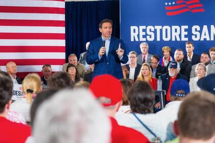 El gobernador de Florida, Ron DeSantis, defiende la actualización de las referencias a la historia afroamericana en las escuelas