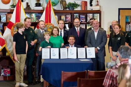 El gobernador de Florida, Ron DeSantis, dio luz verde a una norma que modifica el horario de inicio en los colegios
