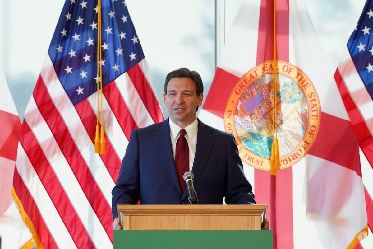 El gobernador de Florida, Ron DeSantis, dio una contundente respuesta a un proyecto de ley sobre muestreo de aguas de playas