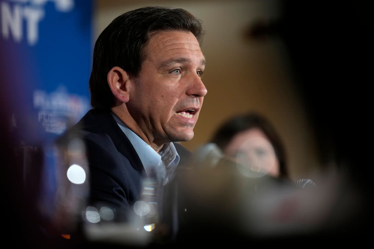 El gobernador de Florida, Ron DeSantis, durante una mesa redonda, el viernes 19 de mayo de 2023, en Bedford, Nueva Hampshire. (AP Foto/Robert F. Bukaty)
