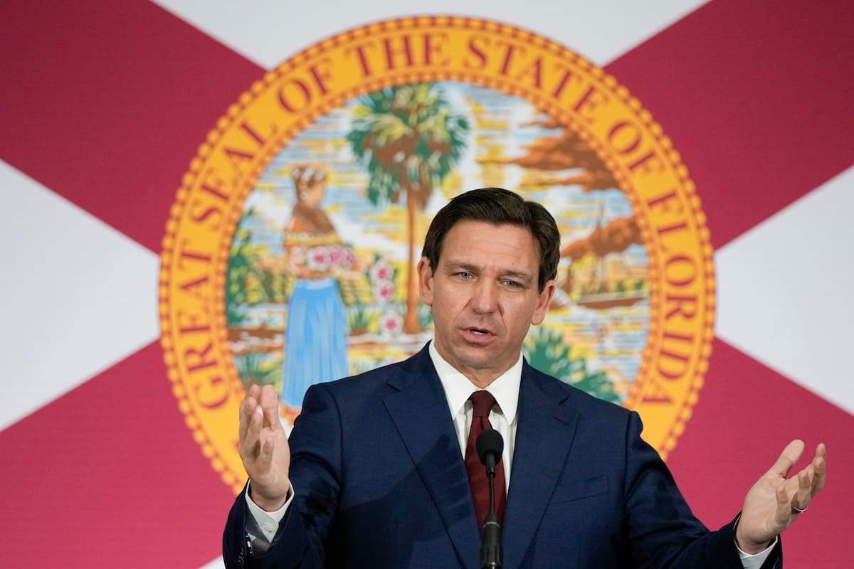 El gobernador de Florida, Ron DeSantis, durante una conferencia de prensa, el martes 9 de mayo de 2023, en Miami (AP Foto/Rebecca Blackwell)