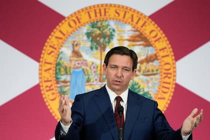El gobernador de Florida, Ron DeSantis, durante una conferencia de prensa, el martes 9 de mayo de 2023, en Miami (AP Foto/Rebecca Blackwell)