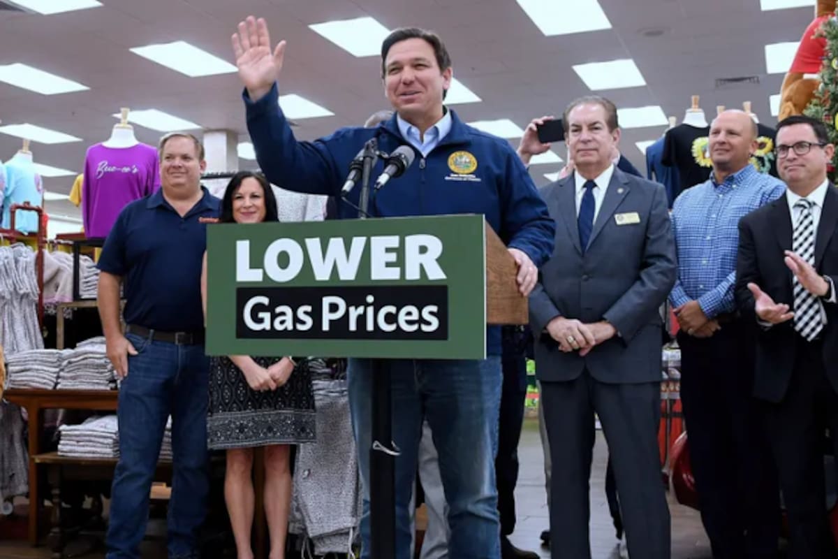 El gobernador de Florida, Ron DeSantis, en la inauguración de la primera estación de servicio Buc-ee's en 2021
