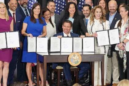 El gobernador de Florida, Ron DeSantis, firmó varios proyectos de ley que tienen impacto en la educación