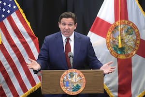 El gobernador de Florida, Ron DeSantis, firmó la ley 195, que modifica un aspecto sobre los notarios públicos