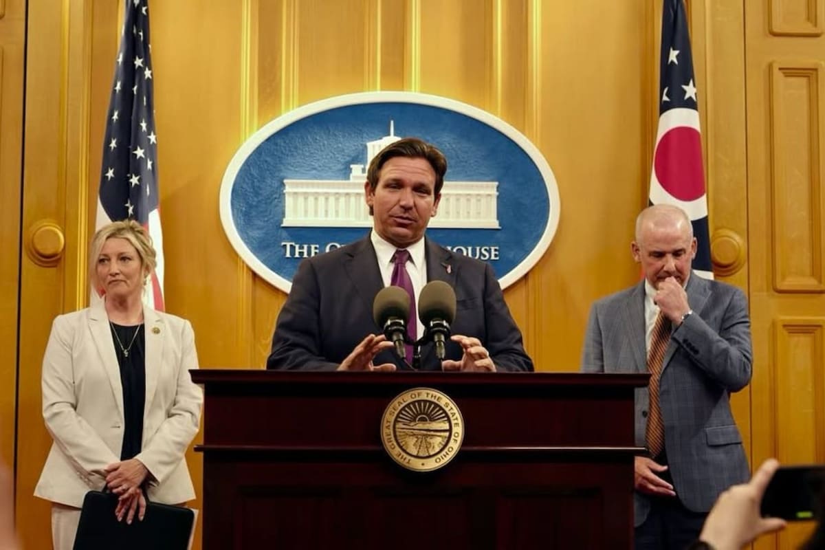 El gobernador de Florida, Ron DeSantis, firmó un paquete de leyes esta semana, entre las que se incluye una que afecta al horario escolar